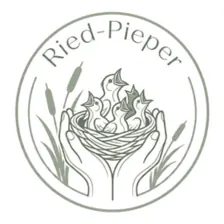 Logo Ried-Pieper – Hände halten ein Nest mit Jungvögeln